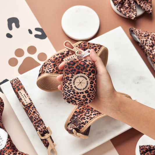 Gestepptes Leopard-Welpen-Kotbeutelhalter