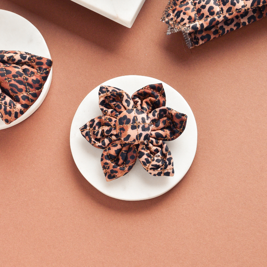 Gestepptes Leopardenwelpenhalsband Blume