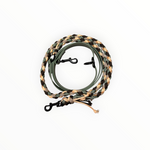 Bohemian Paws Double Trouble Leine von Doggies Couture im Boho-Design in Salbeigrün, Apricot und Braun. Handgefertigte Hundeleine aus BioThane und Paracord mit zwei 360° Bolzenkarabinern, verstellbarem Ring und Handsfree-Funktion