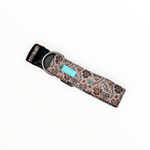 Bohemian Paws Halsband von Doggies Couture im verspielten Boho-Design mit Herzen, Pfoten und floralen Elementen in Salbeigrün, Apricot und Braun. Handgefertigtes Hundehalsband mit D-Ring und frostsicherem Klickverschluss.