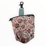 Bohemian Paws Leckerlibeutel von Doggies Couture im verspielten Boho-Design in Salbeigrün, Apricot und Braun. Praktischer Leckerlibeutel für Hunde mit Zippverschluss und Karabiner zum Befestigen an Leine oder Tasche.