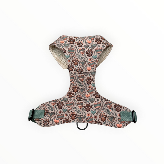 Bohemian Paws Vollbrustgeschirr von Doggies Couture im verspielten Boho-Design in Salbeigrün, Apricot und Braun. Gepolstertes Hundegeschirr mit tief geschnittenem Brustbereich, freien Schulterblättern, zwei D-Ringen und zwei frostsicheren Klickverschlüssen.