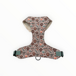 Bohemian Paws Vollbrustgeschirr von Doggies Couture im verspielten Boho-Design in Salbeigrün, Apricot und Braun. Gepolstertes Hundegeschirr mit tief geschnittenem Brustbereich, freien Schulterblättern, zwei D-Ringen und zwei frostsicheren Klickverschlüssen.