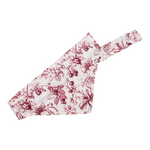 Halstuch „Cherry on Top“ von Doggies Couture mit romantischem Kirsch-, Schleifen- und Blumenmuster in zarten Rosatönen. Handgefertigtes Hundehalstuch aus hochwertiger Baumwolle, erhältlich als klassisches Halstuch, Gummiband-Halstuch oder Halsband-Halstuch zum Durchfädeln des eigenen Halsbandes. Verfügbar in den Größen XXS bis L. Stilvolles Hunde-Accessoire für Alltag, Spaziergänge und besondere Anlässe, passend zu Halsband, Leine und Geschirr der Kollektion „Cherry on Top“. 🍒🎀🐾