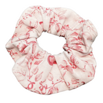 Scrunchy im exklusiven Design „Cherry on Top“ von Doggies Couture. Stylisches Haar-Accessoire aus weichem Jersey mit romantischem Kirsch- und Schleifenmuster in zarten Rosatönen. Das dehnbare Scrunchy schont das Haar, verhindert Ziehen, Abbrechen und Verheddern und bietet angenehmen Tragekomfort für Alltag, Sport und besondere Anlässe. Handgefertigtes Hundehalter-Accessoire passend zu den Doggies Couture Hundehalsbändern, Leinen und Geschirren der Kollektion „Cherry on Top“. One Size. 🍒🎀💕