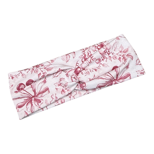 Stirnband „Cherry on Top“ von Doggies Couture mit romantischem Kirsch-, Schleifen- und Blumenmuster in zarten Rosatönen. Handgefertigtes Haar-Accessoire aus weichem, dehnbarem Jersey mit stylischem Twistknoten in der Mitte. Das Stirnband sitzt bequem, rutscht nicht und drückt nicht. Schonend zum Haar und angenehm auf der Haut – ideal für Alltag, Spaziergänge, Hundesport und besondere Momente. Passend zu den Hunde- und Menschenaccessoires der Kollektion „Cherry on Top“. 🍒🎀💕