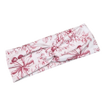 Stirnband „Cherry on Top“ von Doggies Couture mit romantischem Kirsch-, Schleifen- und Blumenmuster in zarten Rosatönen. Handgefertigtes Haar-Accessoire aus weichem, dehnbarem Jersey mit stylischem Twistknoten in der Mitte. Das Stirnband sitzt bequem, rutscht nicht und drückt nicht. Schonend zum Haar und angenehm auf der Haut – ideal für Alltag, Spaziergänge, Hundesport und besondere Momente. Passend zu den Hunde- und Menschenaccessoires der Kollektion „Cherry on Top“. 🍒🎀💕