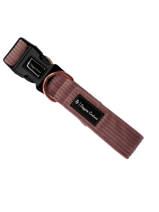 Cord-Halsband für Hunde in Altrosa von Doggies Couture – handgefertigtes Hundehalsband aus weichem Cord in elegantem Altrosa mit hochwertigem Verschluss und D-Ring zur Befestigung der Leine.