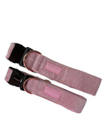 Cord-Halsband für Hunde in Hellrosa von Doggies Couture – handgefertigtes Hundehalsband aus weichem Cord in zartem Rosa mit hochwertigem Verschluss und D-Ring zur Befestigung der Leine.