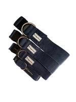 Cord-Halsband für Hunde in Jeansblau von Doggies Couture – stilvolles, handgefertigtes Hundehalsband aus weichem Cord mit hochwertigem Verschluss und D-Ring zur Befestigung der Leine.