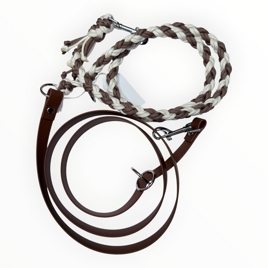 Double-Trouble-Sofortkaufleine von Doggies Couture – handgefertigte Hundeleine aus Paracord und Biothane, 220 cm lang, flexibel von Handschlaufe bis Crossbody verstellbar und mit zwei frostsicheren 360°-Bolzenkarabinern.
