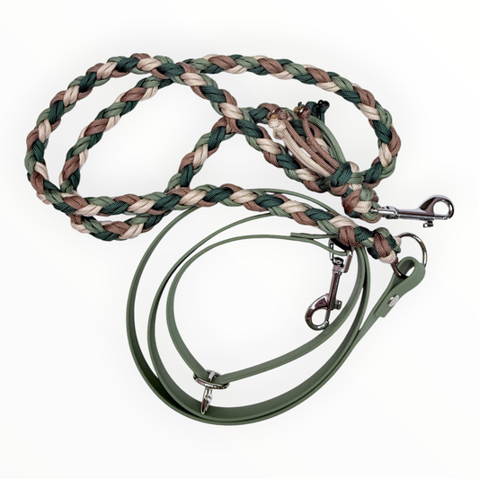 Double-Trouble-Sofortkaufleine von Doggies Couture – handgefertigte Hundeleine aus Paracord und Biothane, 220 cm lang, flexibel von Handschlaufe bis Crossbody verstellbar und mit zwei frostsicheren 360°-Bolzenkarabinern.