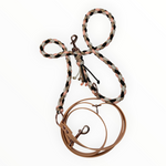 Double-Trouble-Sofortkaufleine von Doggies Couture – handgefertigte Hundeleine aus Paracord und Biothane, 220 cm lang, flexibel von Handschlaufe bis Crossbody verstellbar und mit zwei frostsicheren 360°-Bolzenkarabinern.