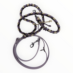 Double-Trouble-Sofortkaufleine von Doggies Couture – handgefertigte Hundeleine aus Paracord und Biothane, 220 cm lang, flexibel von Handschlaufe bis Crossbody verstellbar und mit zwei frostsicheren 360°-Bolzenkarabinern.