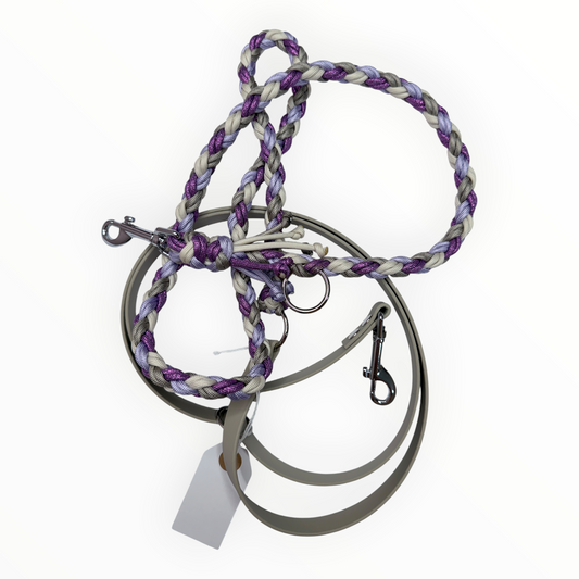 Double-Trouble-Sofortkaufleine von Doggies Couture – handgefertigte Hundeleine aus Paracord und Biothane, 220 cm lang, flexibel von Handschlaufe bis Crossbody verstellbar und mit zwei frostsicheren 360°-Bolzenkarabinern.