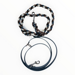 Double-Trouble-Sofortkaufleine von Doggies Couture – handgefertigte Hundeleine aus Paracord und Biothane, 220 cm lang, flexibel von Handschlaufe bis Crossbody verstellbar und mit zwei frostsicheren 360°-Bolzenkarabinern.