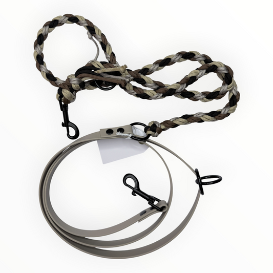 Double-Trouble-Sofortkaufleine von Doggies Couture – handgefertigte Hundeleine aus Paracord und Biothane, 220 cm lang, flexibel von Handschlaufe bis Crossbody verstellbar und mit zwei frostsicheren 360°-Bolzenkarabinern.