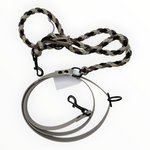 Double-Trouble-Sofortkaufleine von Doggies Couture – handgefertigte Hundeleine aus Paracord und Biothane, 220 cm lang, flexibel von Handschlaufe bis Crossbody verstellbar und mit zwei frostsicheren 360°-Bolzenkarabinern.