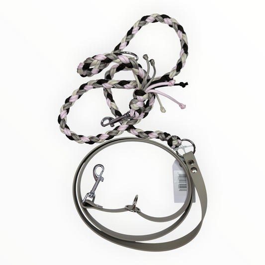 Double-Trouble-Sofortkaufleine von Doggies Couture – handgefertigte Hundeleine aus Paracord und Biothane, 220 cm lang, flexibel von Handschlaufe bis Crossbody verstellbar und mit zwei frostsicheren 360°-Bolzenkarabinern.