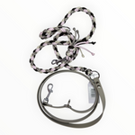 Double-Trouble-Sofortkaufleine von Doggies Couture – handgefertigte Hundeleine aus Paracord und Biothane, 220 cm lang, flexibel von Handschlaufe bis Crossbody verstellbar und mit zwei frostsicheren 360°-Bolzenkarabinern.
