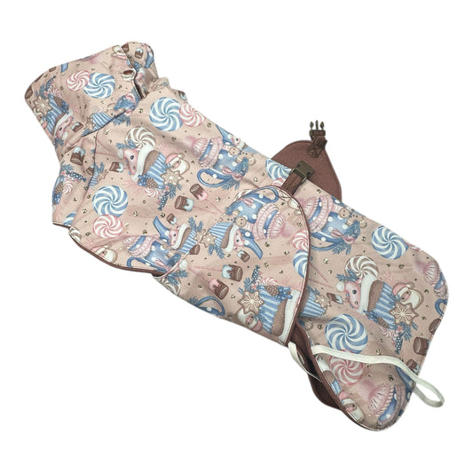 Festlicher Hundemantel Weihnachtszauber mit winterlichem Design