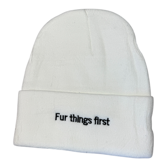 Weiße Haube „Fur Things First“ von Doggies Couture – stylische Strickmütze in Weiß mit „Fur Things First“-Schriftzug, modisches Accessoire für Hundeliebhaber und Hundehalter.