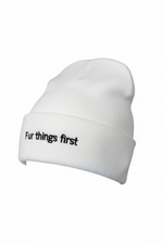 Weiße Haube „Fur Things First“ von Doggies Couture – stylische Strickmütze in Weiß mit „Fur Things First“-Schriftzug, modisches Accessoire für Hundeliebhaber und Hundehalter.