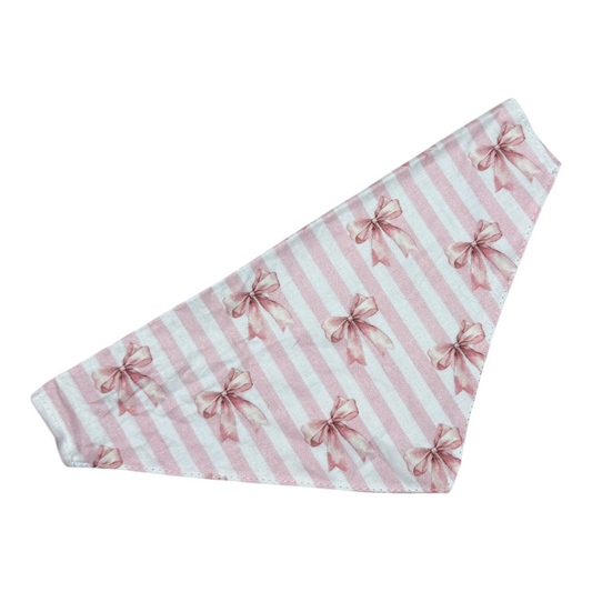 Halstuch für Halsband „Wrapped in Blush“ von Doggies Couture in zartem Rosa mit romantischem Schleifenmuster. Handgefertigtes Halsband-Halstuch aus Baumwolle zum einfachen Durchfädeln des eigenen Halsbandes. Stilvolles Hundeaccessoire für Alltag, Spaziergänge und besondere Anlässe – perfekt für den abgestimmten Look von Hund und Mensch.