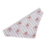 Halstuch für Halsband „Wrapped in Blush“ von Doggies Couture in zartem Rosa mit romantischem Schleifenmuster. Handgefertigtes Halsband-Halstuch aus Baumwolle zum einfachen Durchfädeln des eigenen Halsbandes. Stilvolles Hundeaccessoire für Alltag, Spaziergänge und besondere Anlässe – perfekt für den abgestimmten Look von Hund und Mensch.