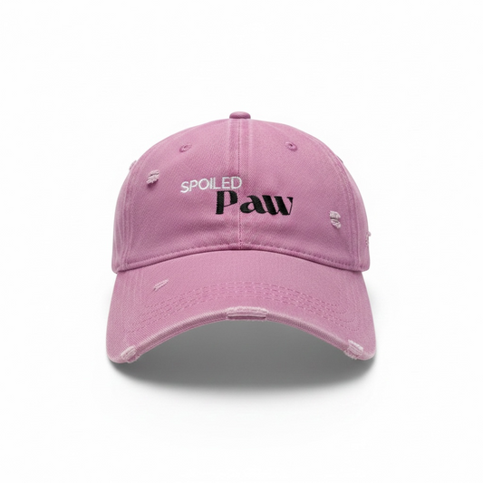 Rosa Jeanskappe „Spoiled Paw“ von Doggies Couture – stylische Denim-Cap in Rosa mit „Spoiled Paw“-Schriftzug, modisches Accessoire für Hundeliebhaber und Hundehalter.