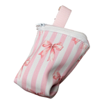 Leckerlibeutel „Wrapped in Blush“ von Doggies Couture im zarten Rosa mit romantischem Schleifenmuster. Handgefertigter Futterbeutel für Hundetraining, Spaziergänge und Stadtausflüge. Praktisch, leicht und mit Karabiner zur einfachen Befestigung an Tasche, Leine oder Kleidung. Passendes Hundezubehör im stilvollen Matching-Look für Hund und Mensch.