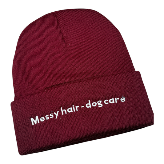 Weinrote Haube „Messy Hair – Dog Care“ von Doggies Couture – stylische Strickmütze in Weinrot mit „Messy Hair – Dog Care“-Schriftzug, modisches Accessoire für Hundeliebhaber und Hundehalter.