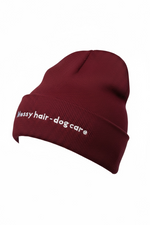 Weinrote Haube „Messy Hair – Dog Care“ von Doggies Couture – stylische Strickmütze in Weinrot mit „Messy Hair – Dog Care“-Schriftzug, modisches Accessoire für Hundeliebhaber und Hundehalter.