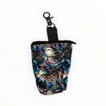 Midnight Mirage Kotbeutelspender von Doggies Couture in Blau, Türkis, Schwarz und Gold mit mystischem Boho-Design, passend zu Hundegeschirr, Halsband und Leine der Kollektion. Praktischer Kotbeutelhalter mit großer Öffnung, Platz für zwei Rollen und Karabiner zur Befestigung an Leine oder Tasche.