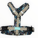 Midnight Mirage Y-Brustgeschirr von Doggies Couture in Blau, Türkis, Schwarz und Gold mit mystischem Boho-Design. Weich gepolstertes Hundegeschirr mit freien Schultern, zwei D-Ringen und verstellbarem Brust- und Bauchbereich, erhältlich von XXS bis XL und auch maßgeschneidert.
