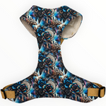 Midnight Mirage Vollbrustgeschirr 2.0 von Doggies Couture in Blau, Türkis, Schwarz und Gold mit mystischem Boho-Design. Gepolstertes Hundegeschirr mit zwei D-Ringen und zwei frostsicheren Klickverschlüssen, erhältlich von XXS bis L und auch maßgeschneidert.