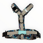 Midnight Mirage Y-Brustgeschirr von Doggies Couture in Blau, Türkis, Schwarz und Gold mit mystischem Boho-Design. Weich gepolstertes Hundegeschirr mit freien Schultern, zwei D-Ringen und verstellbarem Brust- und Bauchbereich, erhältlich von XXS bis XL und auch maßgeschneidert.