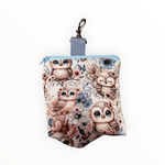 Leckerlibeutel für Hunde aus der Doggies Couture Kollektion „Owls in Bloom“ mit süßen Eulen und floralen Blüten in Rosa, Creme und Blau. Praktischer Futterbeutel mit Zippverschluss und Karabiner zum einfachen Befestigen an Hundeleine, Tasche oder Kleidung.