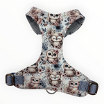 Vollbrustgeschirr 2.0 für Hunde aus der Doggies Couture Kollektion „Owls in Bloom“ mit süßen Eulen und floralen Blüten in Rosa, Creme und Blau. Weich gepolstertes Hundegeschirr mit zwei D-Ringen und zwei frostsicheren Klickverschlüssen für hohen Tragekomfort und eine angenehme Druckverteilung am Brustkorb.