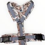 Y-Brustgeschirr für Hunde aus der Doggies Couture Kollektion „Owls in Bloom“ mit süßen Eulen und floralen Blüten in Rosa, Creme und Blau. Weich gepolstertes, verstellbares Hundegeschirr mit freien Schultern, zwei D-Ringen und zwei Klickverschlüssen für hohen Tragekomfort und Bewegungsfreiheit.