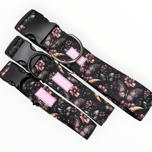 Papillon de Lune Halsband für Hunde von Doggies Couture mit elegantem Schmetterlings-, Blumen- und Mond-Design in Rosa, Lila, Gold und Petrol auf schwarzem Hintergrund, mit D-Ring und frostsicherem Klickverschluss.