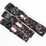Papillon de Lune Halsband für Hunde von Doggies Couture mit elegantem Schmetterlings-, Blumen- und Mond-Design in Rosa, Lila, Gold und Petrol auf schwarzem Hintergrund, mit D-Ring und frostsicherem Klickverschluss.