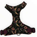Papillon de Lune Vollbrustgeschirr für Hunde von Doggies Couture mit Schmetterlings-, Blumen- und Mond-Design in Rosa, Lila, Gold und Petrol auf schwarzem Hintergrund, weich gepolstert, mit zwei D-Ringen und zwei Klickverschlüssen.