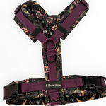 Papillon de Lune Y-Brustgeschirr für Hunde von Doggies Couture mit floralem Schmetterlings- und Mond-Design in Rosa, Lila, Gold und Petrol auf schwarzem Hintergrund, weich gepolstert, verstellbar und mit zwei D-Ringen.