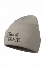 Beige Haube „Paws & Peace“ von Doggies Couture – stylische Strickmütze in Beige mit „Paws & Peace“-Schriftzug, modisches Accessoire für Hundeliebhaber und Hundehalter.