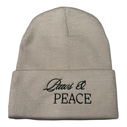 Beige Haube „Paws & Peace“ von Doggies Couture – stylische Strickmütze in Beige mit „Paws & Peace“-Schriftzug, modisches Accessoire für Hundeliebhaber und Hundehalter.