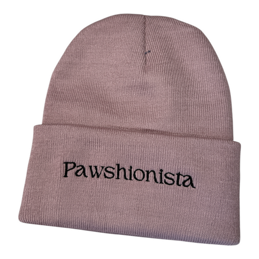 Altrosa Haube „Pawshionista“ von Doggies Couture – stylische Strickmütze in Altrosa mit „Pawshionista“-Schriftzug, modisches Accessoire für Hundeliebhaber und Hundehalter.