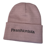 Altrosa Haube „Pawshionista“ von Doggies Couture – stylische Strickmütze in Altrosa mit „Pawshionista“-Schriftzug, modisches Accessoire für Hundeliebhaber und Hundehalter.