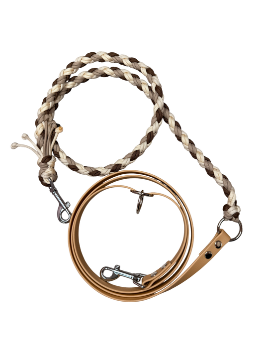 „Double Trouble“ Biothane- und Paracord-Hundeleine in Beige, Creme und Braun mit silbernen Karabinern – individuell konfigurierbare handsfree Hundeleine von Doggies Couture.