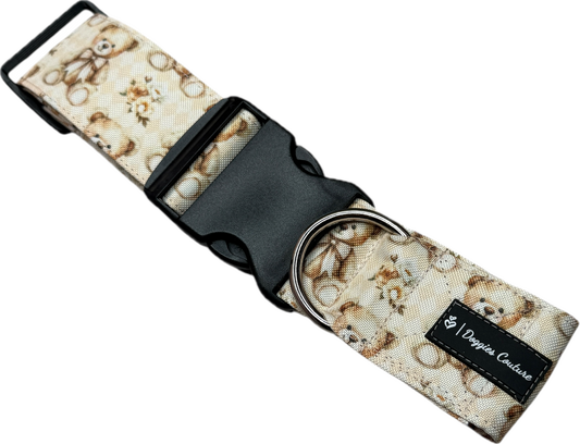 Hundehalsband im Design Soft Beginnings mit niedlichem Teddybären- und Blumenmuster in sanften Beige- und Cremetönen. Das handgefertigte Halsband von Doggies Couture verfügt über einen frostsicheren Klickverschluss und einen D-Ring zur Leinenbefestigung. Stilvolles und hochwertiges Hundezubehör für den Alltag. 🧸🤍